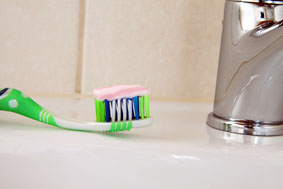 だんなの歯ブラシで洗面台を掃除する妻の心理